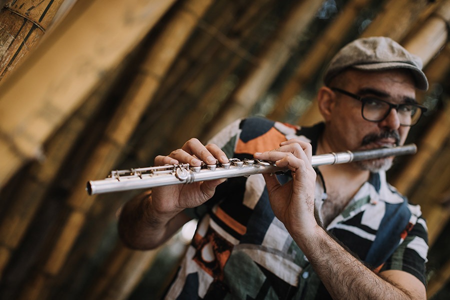 Ivan Melillo tocando flauta