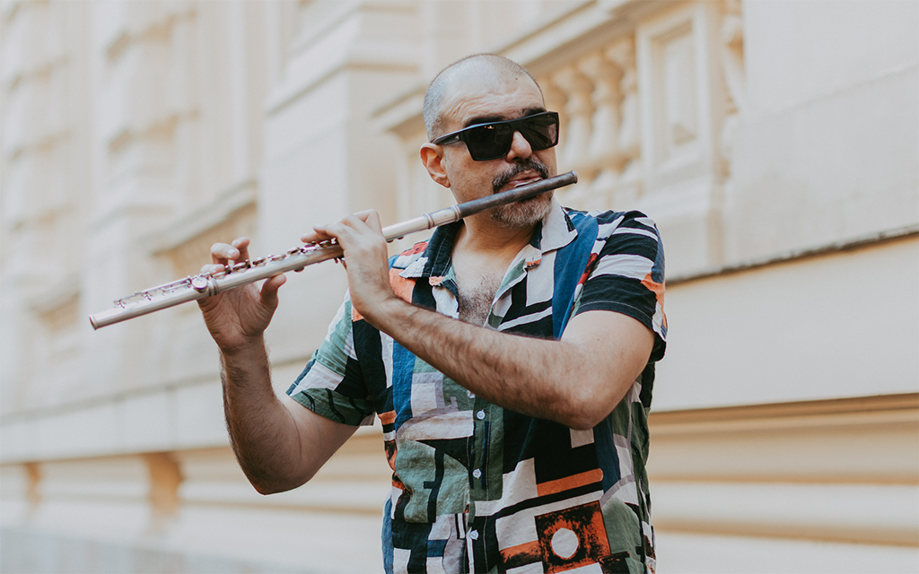 Ivan Melillo tocando flauta transversal